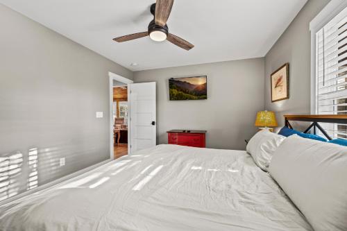 Hidden Hills Hideaway - image 9