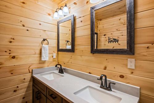 City Bear Cabin in Gatlinburg, USA