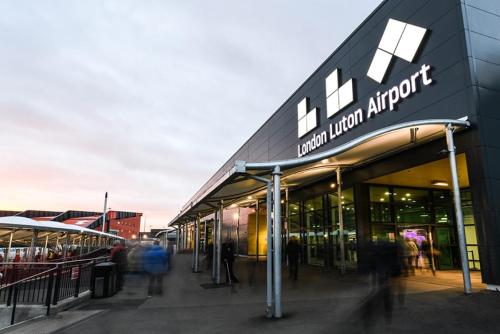Superior Airport Suite, Free Parking, Stylish, Balcony, Two Bathrooms, Close To Airport, Station & C - Luton