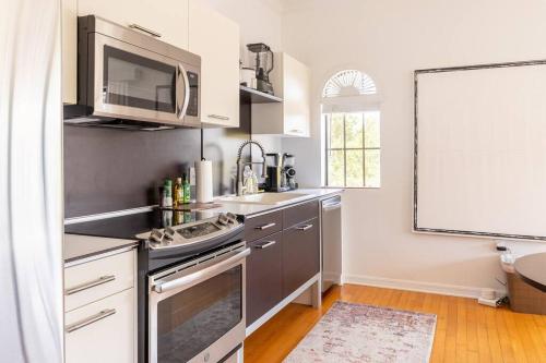 1BR/1Bath Downtown - Newly Renovated Premier Apt. thumb 2