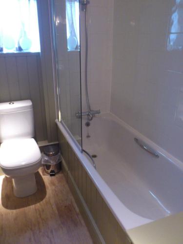 Anglesey Arms Hotel - image 7