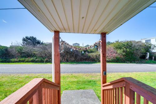 Cozy PNW Getaway with Fire Pit Walk to Beach!