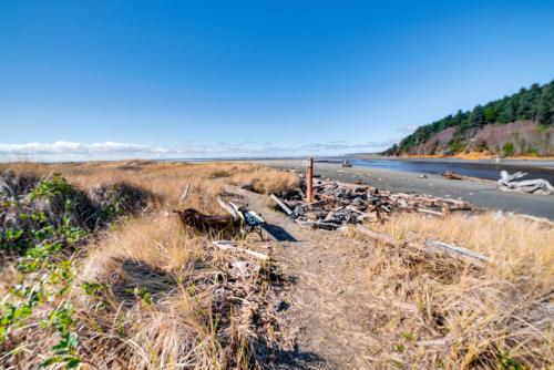 Cozy PNW Getaway with Fire Pit Walk to Beach!