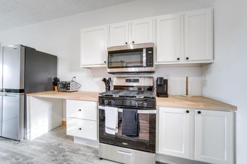 Sunny Condo with Golf Views Near Lake Erie! in Erie, USA