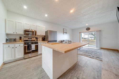 Golf-View Erie Condo with Porch about 4 Mi to Lake in Erie, USA