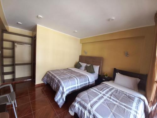 1 queen bed, 1 twin bed