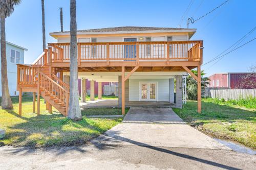 Family-Friendly Galveston Getaway - Walk to Beach! in Galveston, USA