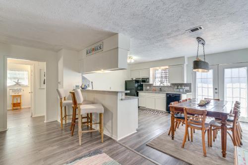 Family-Friendly Galveston Getaway - Walk to Beach! in Galveston, USA