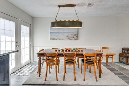 Family-Friendly Galveston Getaway - Walk to Beach! in Galveston, USA
