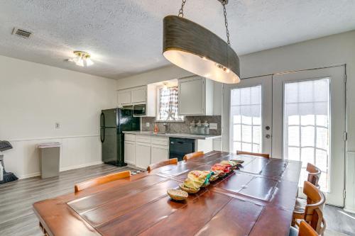 Family-Friendly Galveston Getaway - Walk to Beach! in Galveston, USA