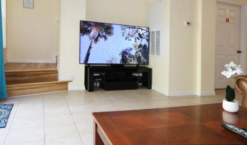 UniDisL 3Br3B near Disney quiet resort community, pool, private hot tub, BBQ & games