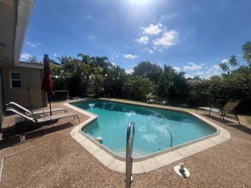 15Min from FLL airport W 8ft pool & NEW hot tub!