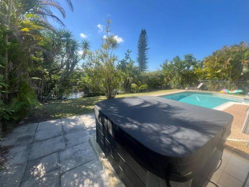 15Min from FLL airport W 8ft pool & NEW hot tub!