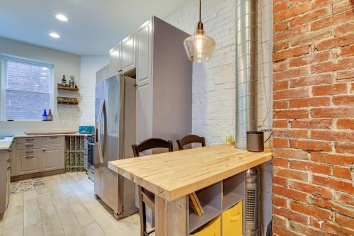 Idyllic Pittsburgh Row House, 3 Mi to Downtown! in Pittsburgh, USA