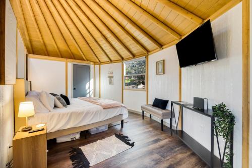 Harlow - Freedom Yurt Cabins in Canyon Lake, USA