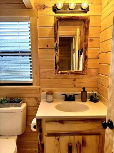 Charming Log Cabin with Loft on Lake James- Private Resort Amenities in Marion, USA