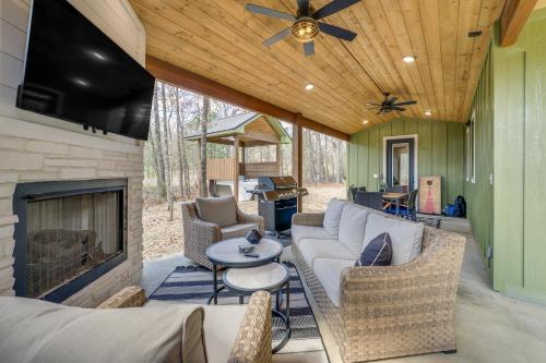 Luxe Forest Hideaway Broken Bow w/ Hot Tub Retreat, Брокен-Боу
