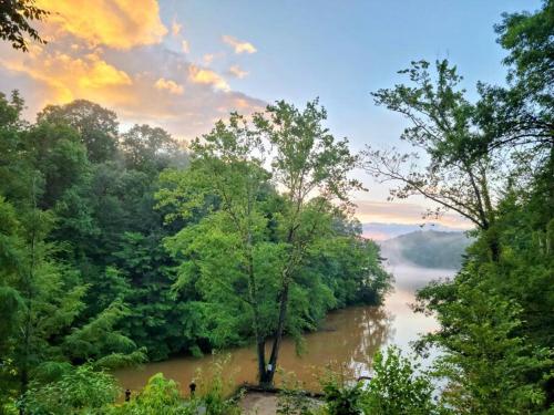 2 Bedroom Log Cabin on Lake James with Loft- Private Resort Amenities in Marion (NC)