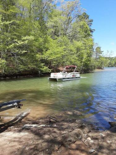 2 Bedroom Log Cabin on Lake James with Loft- Private Resort Amenities in Marion (NC)