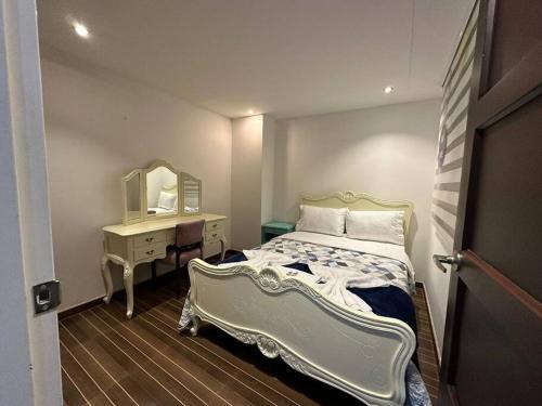 Moderno apartamento urbano: Confort y estilo.