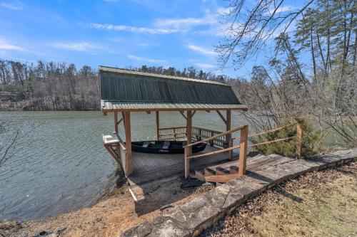 Lake Lure Retreat - A Beautiful Lakefront Lodge on Mirror Lake-Waterfront-Newly Expanded Deck lodge in Lake Lure, USA