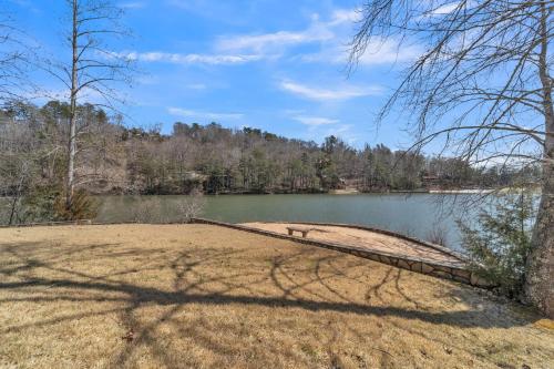 Lake Lure Retreat - A Beautiful Lakefront Lodge on Mirror Lake-Waterfront-Newly Expanded Deck lodge in Lake Lure, USA