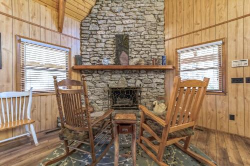 Lake Lure Retreat - A Beautiful Lakefront Lodge on Mirror Lake-Waterfront-Newly Expanded Deck lodge in Lake Lure, USA