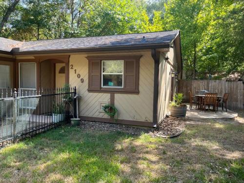 Enchanted Haven-A serene cottage in the Woodlands! in The Woodlands, USA