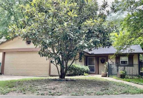 Enchanted Haven-A serene cottage in the Woodlands! Enchanted Haven-A serene cottage in the Woodlands!