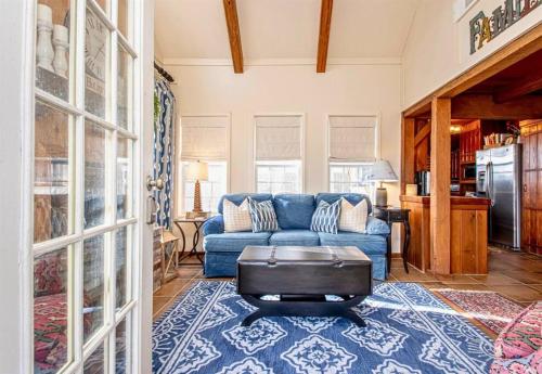 Canarys Nest in Hot Springs, USA