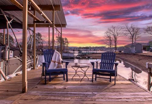 Canarys Nest in Hot Springs, USA