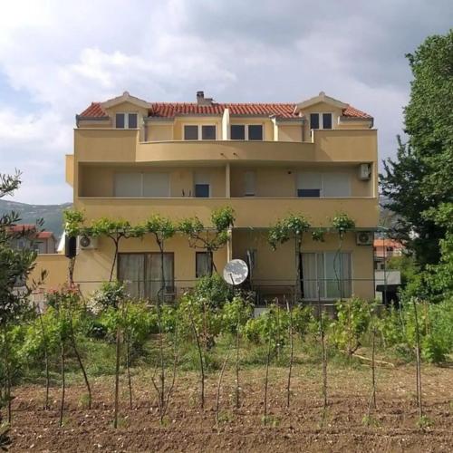 Apartments with a parking space Kastel Stafilic, Kastela - 22574