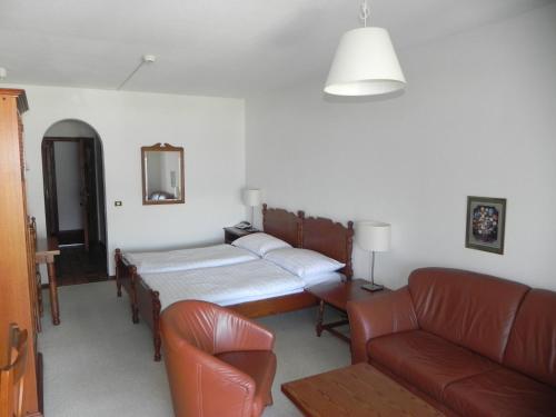 2 twin beds, 1 sofa bed