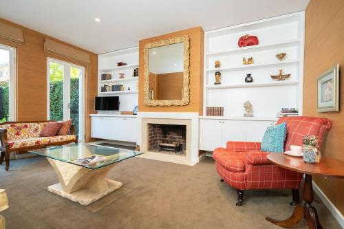 Sophisticated art deco in the heart of Toorak