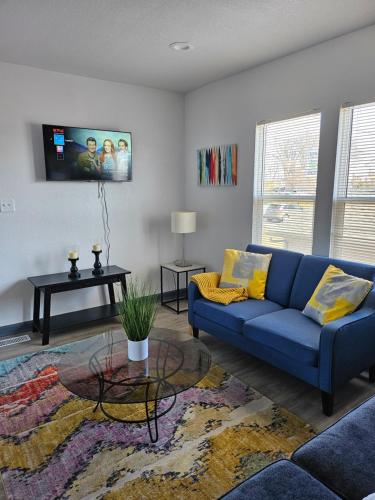 Modern 3BR Home, 3 min airport. in Des Moines, USA