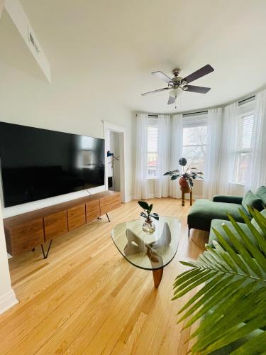 Stunning 4BD/2BA Getaway Chicago in Chicago, USA
