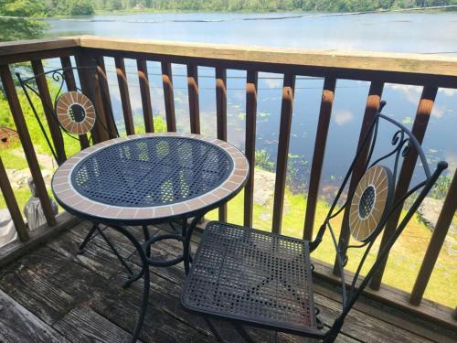 Spacious Accessible Waterfront Retreat in Oranža (MA)