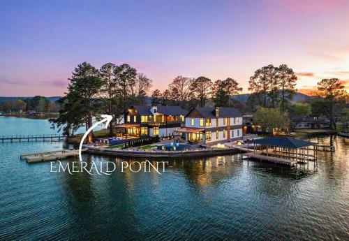 Emerald Point in Lake Hamilton, USA