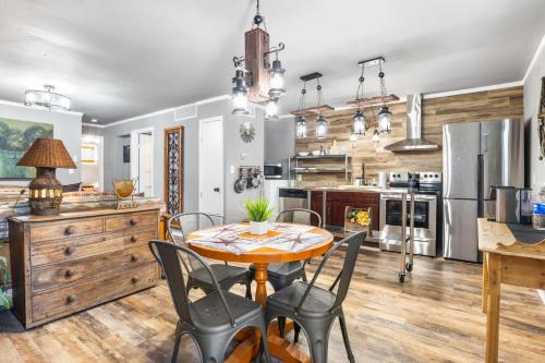 Salt Block - The Rustic Suite 1 in بانديرا_تكساس