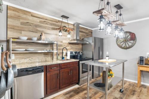 Salt Block - The Rustic Suite 1 in بانديرا_تكساس