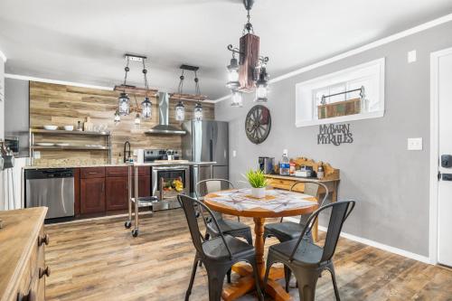 Salt Block - The Rustic Suite 1 in بانديرا_تكساس