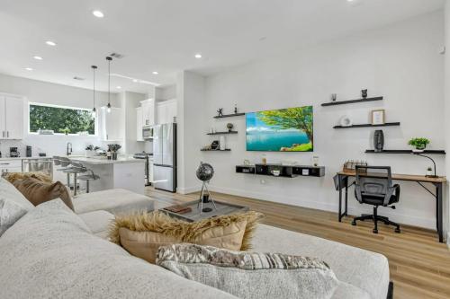 Modern 3BD Retreat I Near Hotspots I Sleeps 12 in Houston, USA