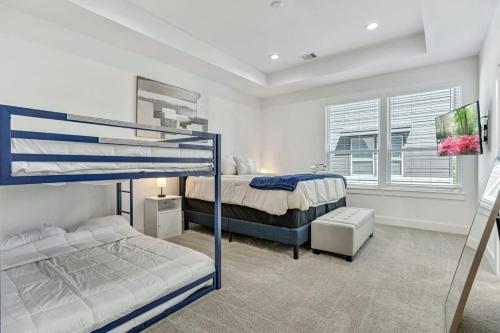Modern 3BD Retreat I Near Hotspots I Sleeps 12 in Houston, USA
