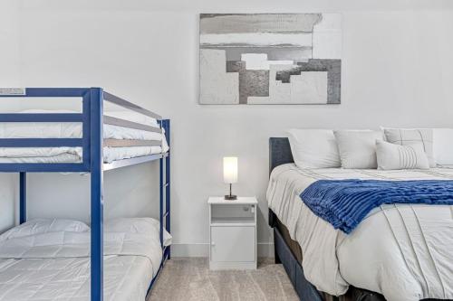 Modern 3BD Retreat I Near Hotspots I Sleeps 12 in Houston, USA