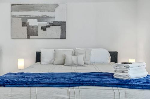 Modern 3BD Retreat I Near Hotspots I Sleeps 12 in Houston, USA