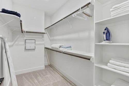 Modern 3BD Retreat I Near Hotspots I Sleeps 12 in Houston, USA