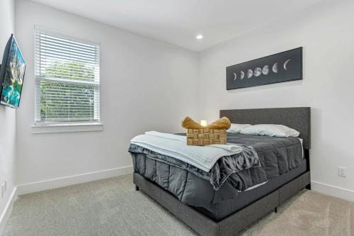 Modern 3BD Retreat I Near Hotspots I Sleeps 12 in Houston, USA