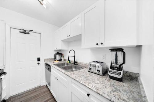 Stylish - Water View Condo - Palm Wave Says in Coconut Creek (FL)