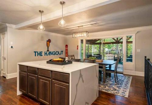 The Hangout at Mimosa Pt. in Hot Springs, USA