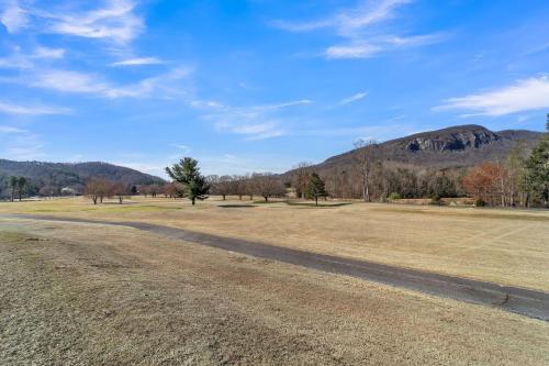 Rumbling Bald Resort-Fairway Villa on Bald Mountain Lake-Mountain Views condo in Lake Lure, USA